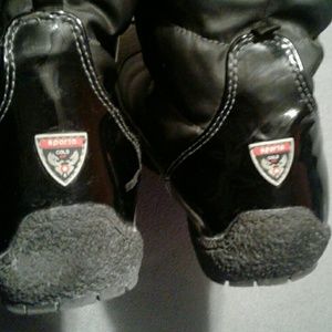 Black snow boots